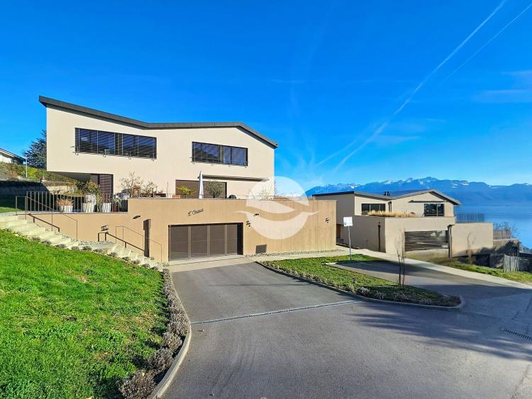 Magnifique vue lac dans un quartier résidentiel