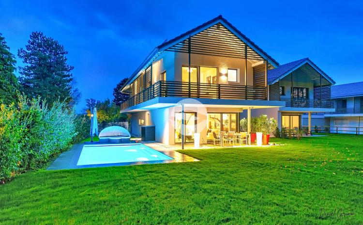 Superbe villa jumelée par couvert à voiture