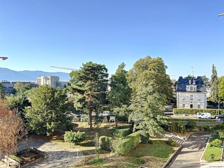 Proche ONU, beau 4.5 pièces au 4ème étage avec balcon